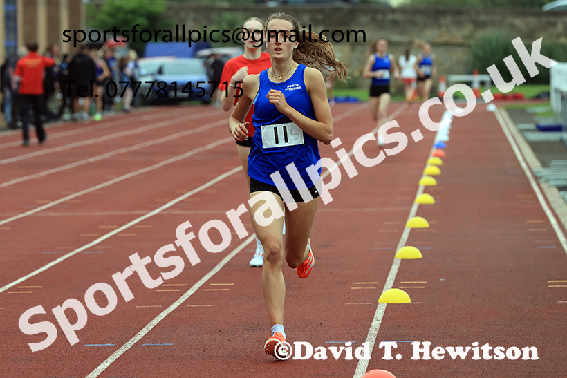 Girls 800 metres, 2025 Northumberland Schools Track and Fields, Wentworth, Hexham. Photo: David T. Hewitson/Sports for All Pics